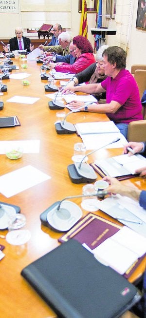 Miembros del CVC y Tomás, junto a Tomás, al fondo. ::                             DAMIÁN TOORES