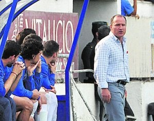 Chesa hace dos temporadas con los jugadores del CD Ducal. ::
LP