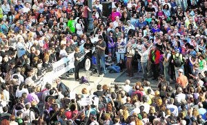 Cientos de personas, durante la concentración ayer en la plaza de la Virgen. ::                             IRENE MARSILLA