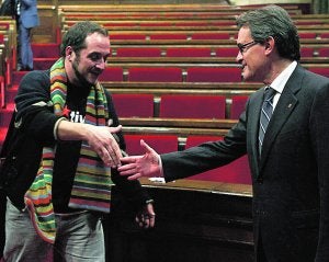 El líder de la CUP, David Fernández, saluda al presidente catalán, Artur Mas. ::                             REUTERS