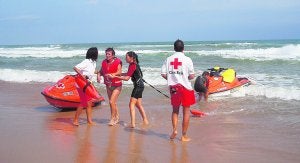 Socorristas de Cruz Roja realizan un simulacro de salvamento en una playa de la Safor. ::                             LP