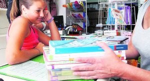 Una alumna compra sus libros de texto en un establecimiento valenciano. ::                             IRENE MARSILLA