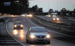 Las carreteras valencianas llevan un año con la mitad de iluminación para ahorrar