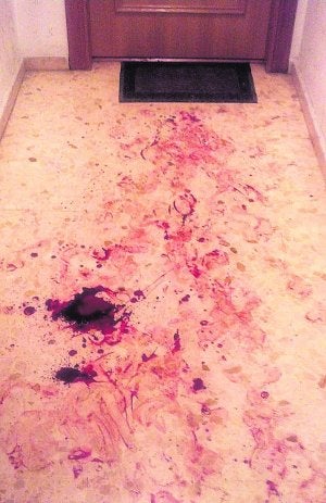 Restos de sangre en el rellano. ::                             J. M.