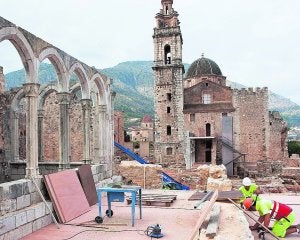 Unos operarios trabajan en la rehabilitación del Palacio del Abad. ::                             LP