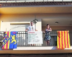 Dos vecinos de Llocnou, con la exhibición del poema de Estellés, se suman con ilusión a la iniciativa. ::                             LP