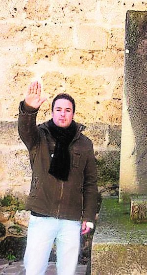 Terrades haciendo el saludo fascista. ::                             CEDIDA POR 'GENT DE LA SAFOR'