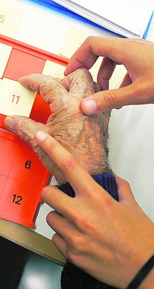 Un enfermo recibe ayuda para realizar sus ejercicios. ::                             LP