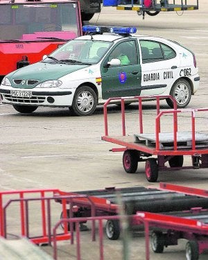 Detenidos dos guardias civiles por tráfico de drogas y evadir dinero en el aeropuerto