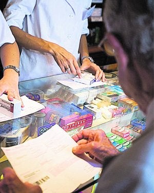 Las farmacias critican a Sanidad por dar ahora las medicinas en los ambulatorios