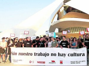 Trabajadores delante del Palau de les Arts. ::                             IRENE MARSILLA