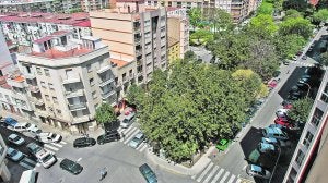 Coches estacionados en la plaza Ejército Español de Gandia, una de las zonas con más afluencia de vehículos de la ciudad. ::
J.RIBES