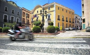 Edificio, al fondo, del ayuntamiento de Oliva. ::
JUANTXO RIBES