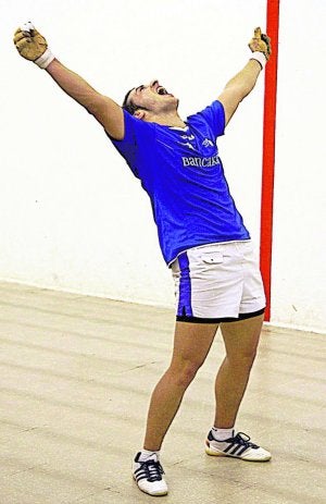 Moncho levanta los brazos tras derrotar a Moltó . ::                             EL ZURDO