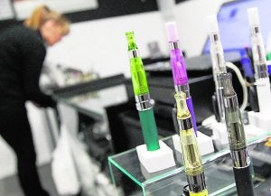 El ministerio cita a las autonomías para equiparar cigarrillo electrónico y tabaco