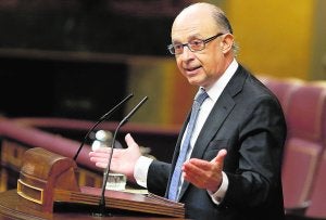 El ministro de Hacienda, Cristóbal Montoro, en una intervención en la tribuna del Congreso. ::                             JOSE RAMÓN LADRA