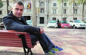 Toni Cantó ayer en la plaza del Ayuntamiento de Valencia. ::                             JUANJO MONZÓ