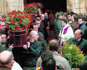 Familiares y amigos de las víctimas de Todolella portan sus féretros el día del funeral. :: EFE