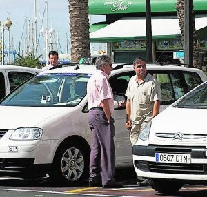 Una parada de taxis en Alicante ::                             CARLOS RODRÍGUEZ