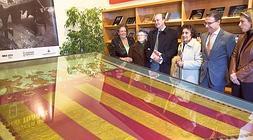 Barberá y Castellano junto a los herederos de Blasco Ibáñez y Sánchez de León. / Damián Torres