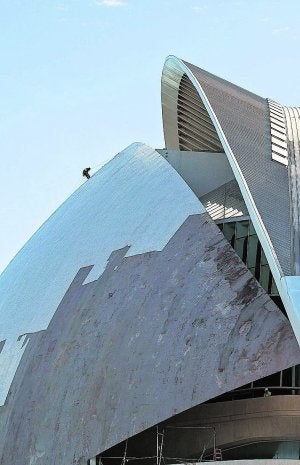 Retirada del trencadís del Palau de les Arts. ::                             EFE/BRUQUE