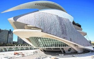 La cubierta del Palau de les Arts, en la que el pasado martes ya apenas quedaba trencadís original. ::                             EFE/MANUEL BRUQUE