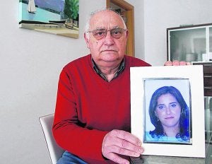 El padre de la valenciana Patricia Jiménez, una de las 18 víctimas del albergue. ::                             IRENE MARSILLA