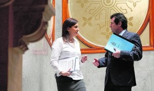 La consellera María José Catalá y el vicepresidente José Císcar dialogan tras la última sesión del pleno del Consell. ::                             JESÚS SIGNES