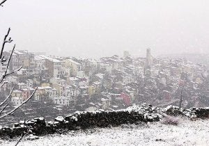 Vilafranca presentaba ayer esta estampa invernal tras la nevada que cubrió el pueblo por la mañana. ::                             LP