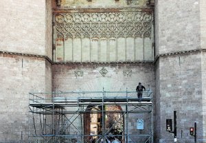 Operarios preparando el escenario de la Crida en las torres de Serranos. ::                             IRENE MARSILLA