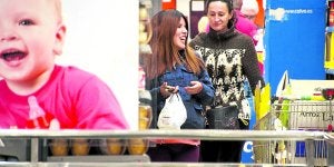 Chabelita, de compras con su tata dos días antes de dar a luz. Alberto llegó serio a la clínica. ::
JOSELE-LANZA