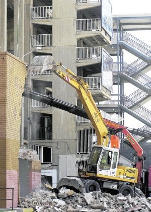 Imagen del inicio de las obras de remodelación de la fachada del Martínez Valero, en verano. ::
D. MADRIGAL