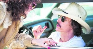 Jared Leto (izquierda) y Matthew McConaughey en una escena de la película 'Dallas buyers club'. ::
LP