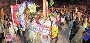 El presidente y las reinas de la falla Barri Sant Francesc de Oliva celebran el triunfo con los banderines en mano. ::
ÀLEX OTRA