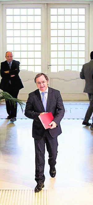 El conseller Juan Carlos Moragues, en Les Corts. ::                             BIEL ALIÑO