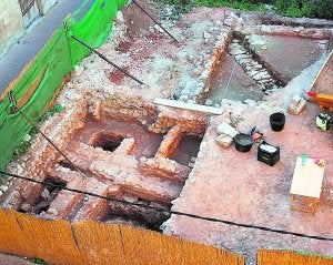 Los restos de las viviendas de época almohade que han salido a la luz tras las excavaciones. ::                             LP