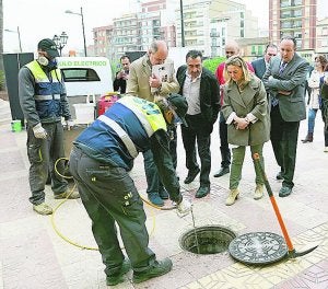 Técnicos trabajando con el insecticida. ::
LP