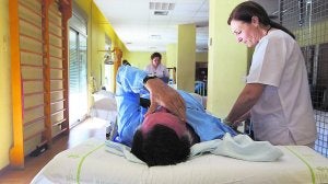 Un paciente se somete a ejercicios de rehabilitación en el Hospital Doctor Moliner, en Serra. ::                             DAMIÁN TORRES
