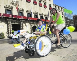 Presentación de una de las nuevas bicicletas para discapacitados que tendrá la ciudad. ::
J. P. REINA