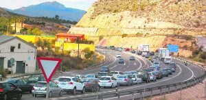 Retenciones de tráfico en la autovía A-31 a su paso por la provincia de Alicante. /
RAMÓN BERNABÉU