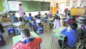 Educación ahorra 36 millones en bajas de profesores desde que se reduce el sueldo