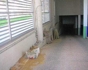 El garaje de uno de los edificios está sin luz y lleno de restos de obra. ::                             LP