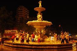 Los valencianos celebran el triunfo de España. / Toni Blasco.