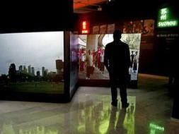 Un hombre observa la vídeo-instalación del realizador Jia Zhangke titulada "Llórame un río" que se puede visitar en la exposición "En la ciudad china. Miradas sobre la transformación de un imperio" en el Centro Cultural Bancaja. Foto: EFE