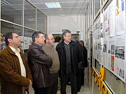 Varios asistentes recorren la exposición, ayer en la inauguración.