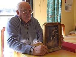 Ramón Costa, en su domicilio de Soneja, con un retrato de su hija fallecida en el atropello en la A-23.