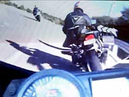 Vídeo en internet en la que motoristas circulan de forma temeraria en Alcublas.