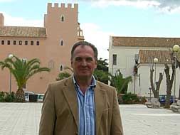 El alcalde, con el castillo de la localidad al fondo.