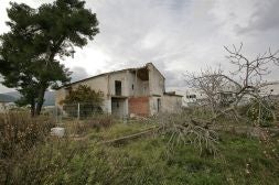 La casa rural de la Servana lleva años esperando una restauración, después de que un camión chocara contra la fachada y derrumbará su balcón.
