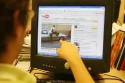 Un menor que causó daños en seis coches, identificado al difundir las imágenes en internet